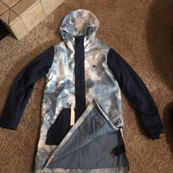 Woman’s Burton snowboarding jacket - Picture 2 of 4